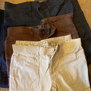 3 pairs Gloria Vanderbilt Woman’s size 6 Pants